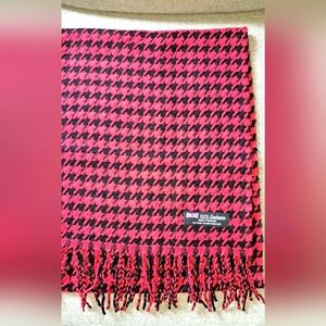 Ladies 100% Cashmere Red/black Houndstooth Scarf Made In Scotland 70 Inches Long